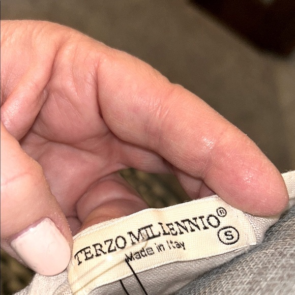 TERZO MILLENNIO Elegant Light taupe Pure Linen Top. From Italy. Sz. Small loose - Picture 6 of 14